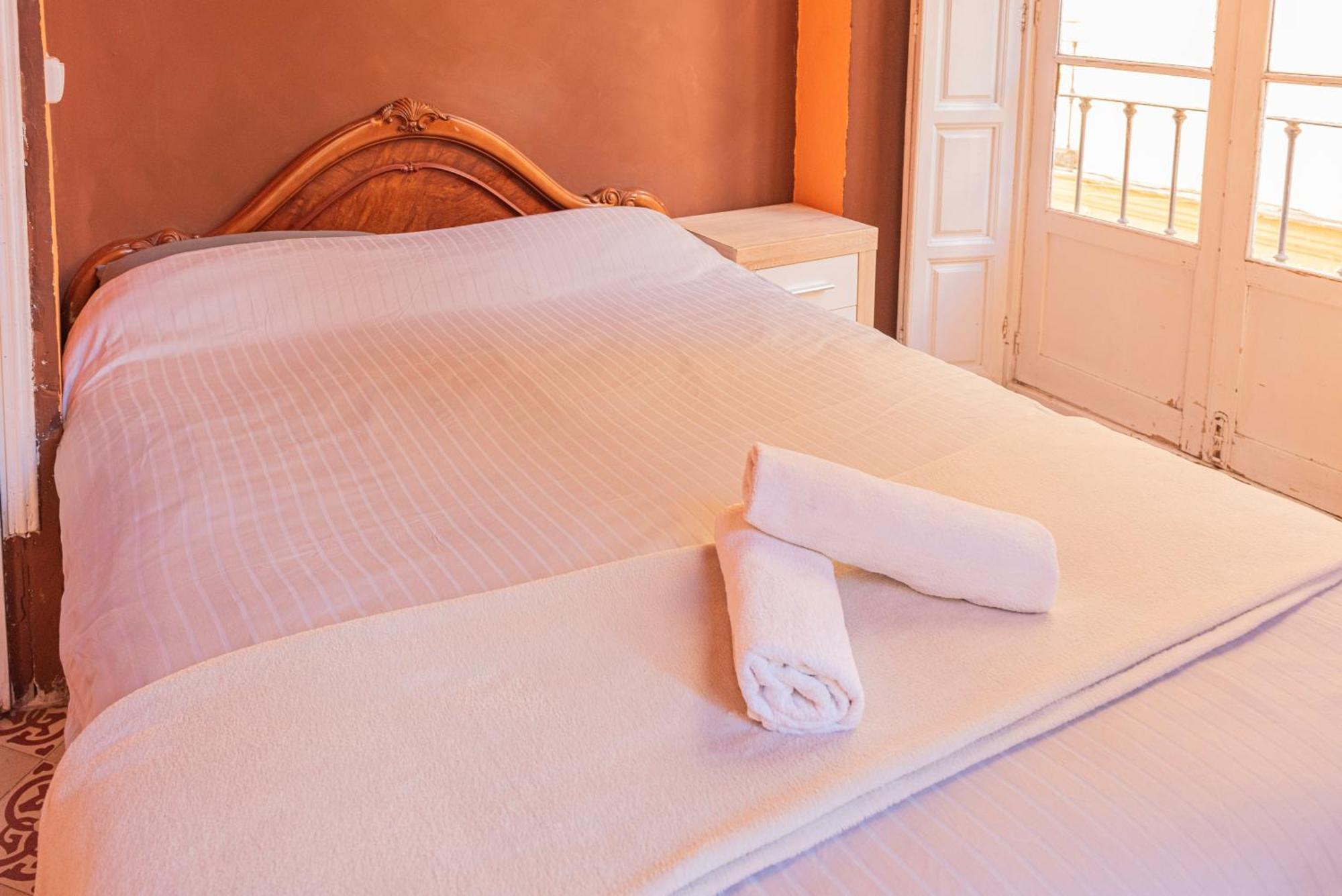 Private Rooms In Historic Building On The Square มาลากา ภายนอก รูปภาพ