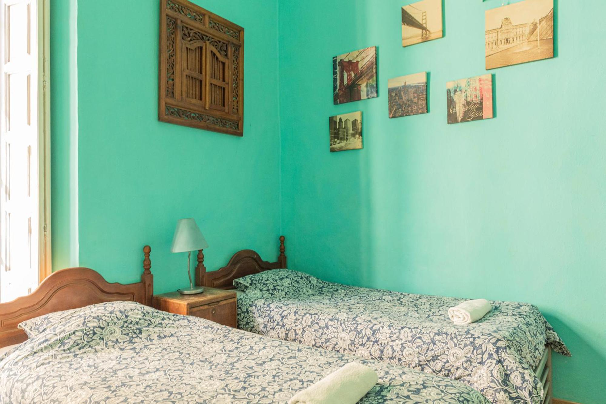 Private Rooms In Historic Building On The Square มาลากา ภายนอก รูปภาพ