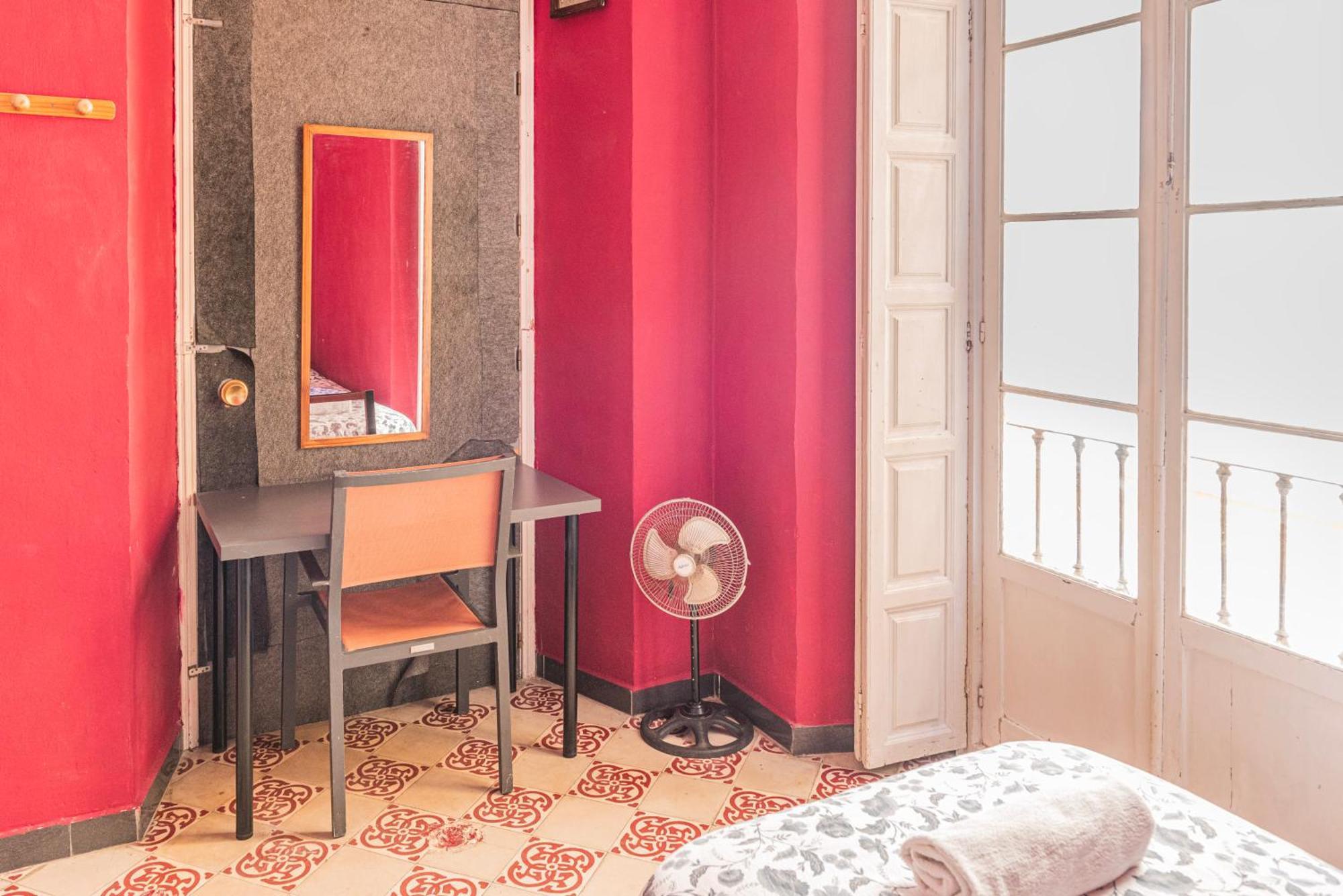 Private Rooms In Historic Building On The Square มาลากา ภายนอก รูปภาพ