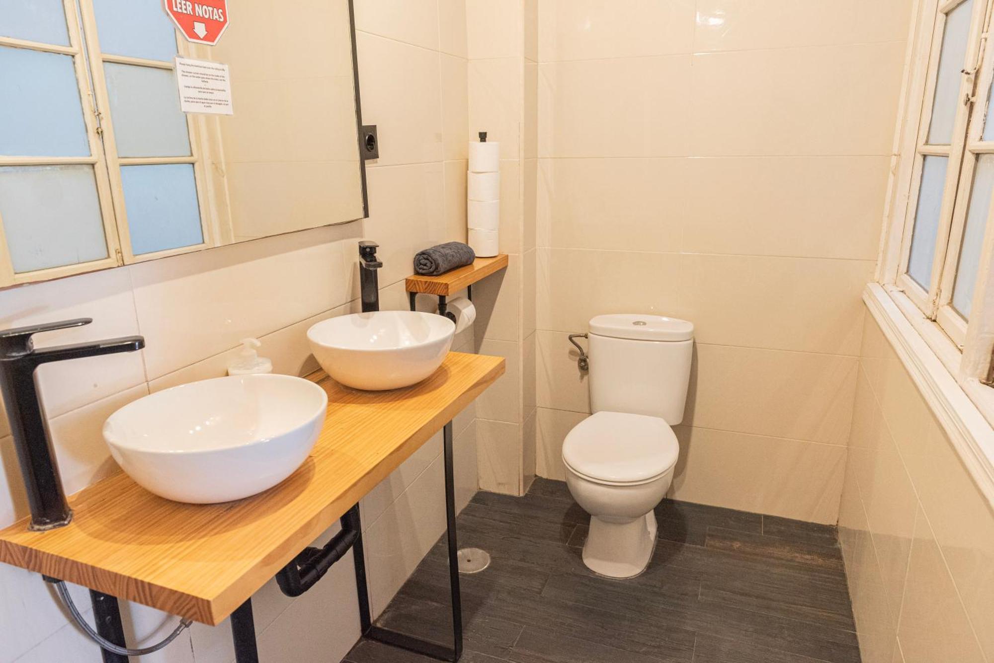 Private Rooms In Historic Building On The Square มาลากา ภายนอก รูปภาพ