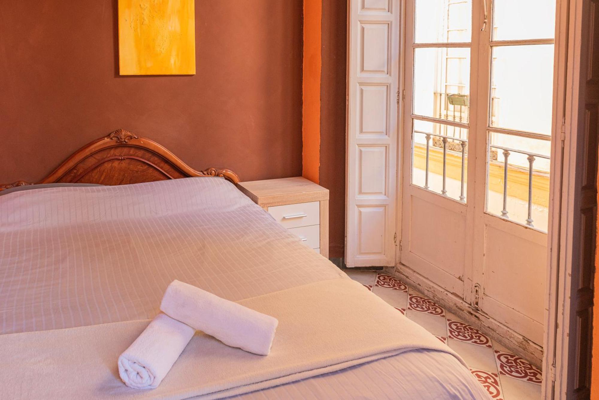 Private Rooms In Historic Building On The Square มาลากา ภายนอก รูปภาพ