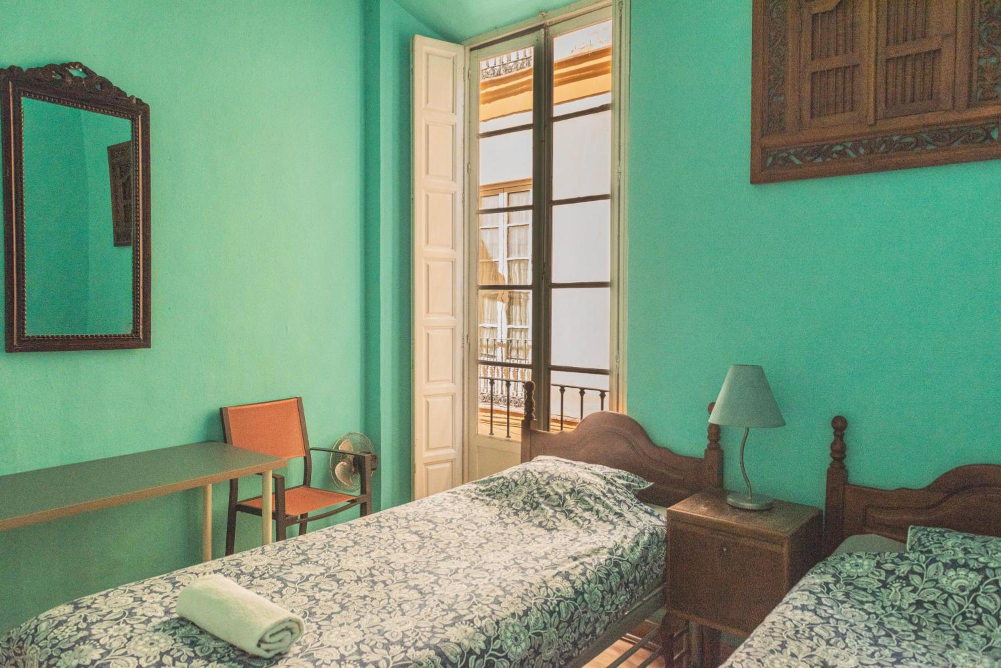 Private Rooms In Historic Building On The Square มาลากา ภายนอก รูปภาพ