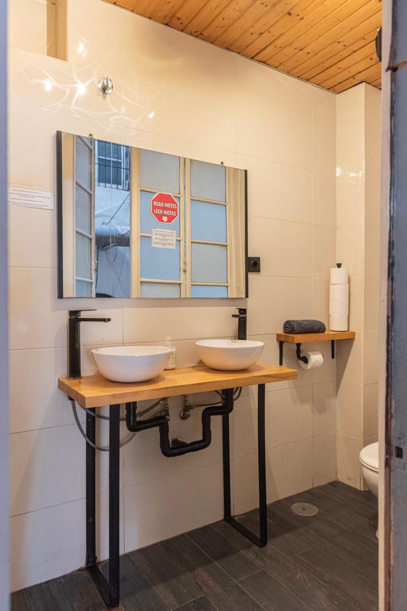 Private Rooms In Historic Building On The Square มาลากา ภายนอก รูปภาพ